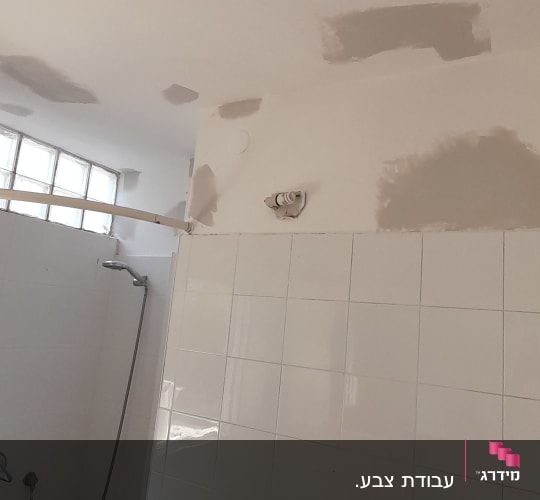 תיקוני צבע על תקרת חדר אמבטיה